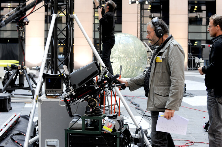 TV 5 tv set in the LOW courtyard