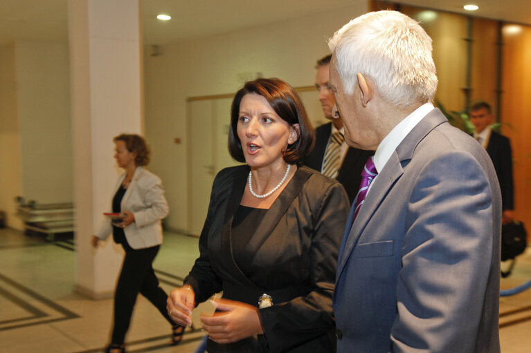 Zdjęcie 5: Jerzy BUZEK, EP President, welcomes President of Kosovo Atifete JAHJAGA