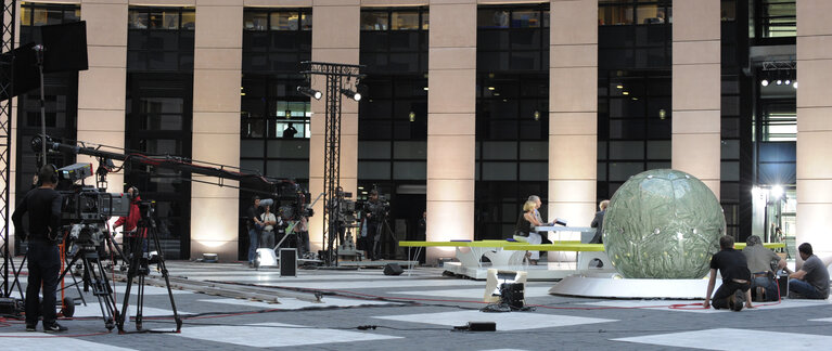 Foto 5: TV 5 tv set in the LOW courtyard