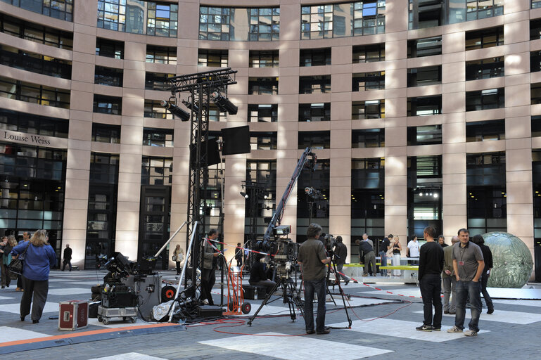 Foto 2: TV 5 tv set in the LOW courtyard