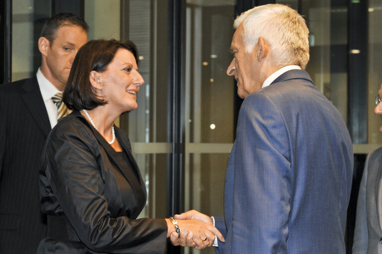 Zdjęcie 3: Jerzy BUZEK, EP President, welcomes President of Kosovo Atifete JAHJAGA