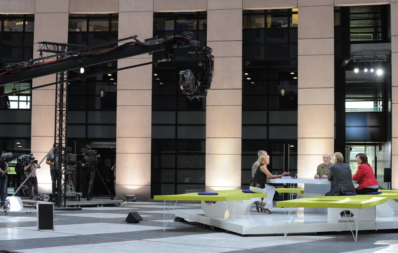 Fotagrafa 7: TV 5 tv set in the LOW courtyard