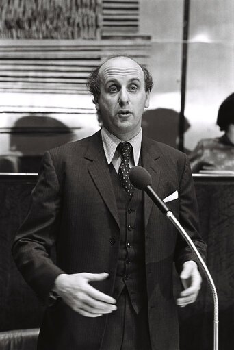 Fotografie 1: EU Commissioner Etienne DAVIGNON during a plenary session in Luxembourg in January 1977