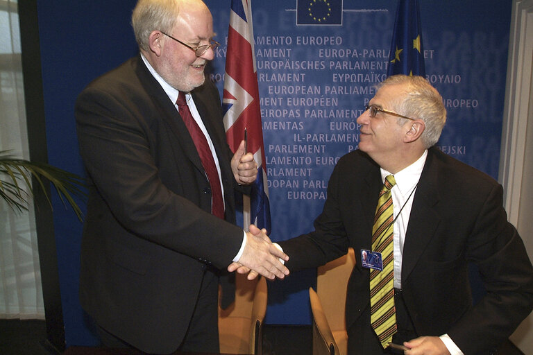 Signature LEX with the EP President and the UK State Secretary for the Interior.