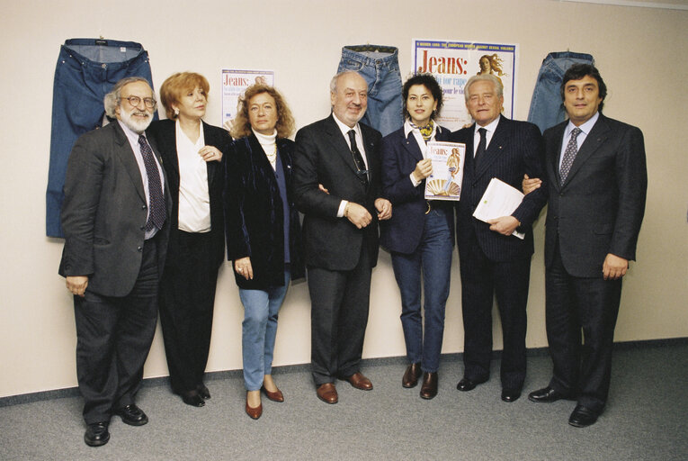 Fotografi 4: Press conference 'Jeans: No alibi for rape'