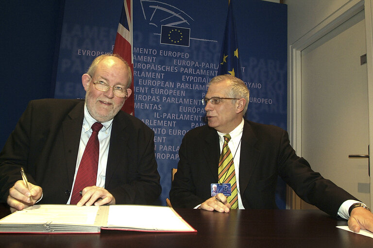 Fotografie 4: Signature LEX with the EP President and the UK State Secretary for the Interior.