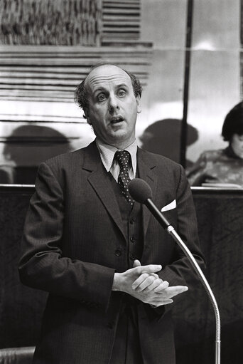 Fotografia 2: EU Commissioner Etienne DAVIGNON during a plenary session in Luxembourg in January 1977