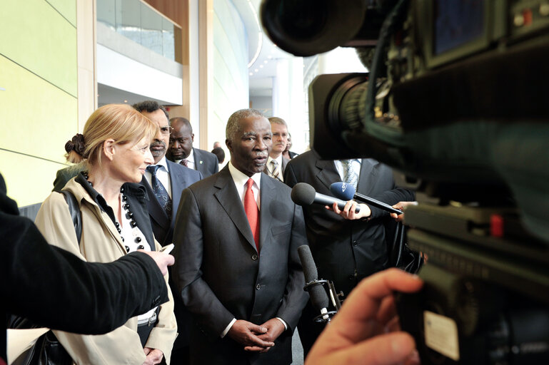 Fotografie 6: Commission des affaires étrangères   Échange de vues avec l'ancien Président de l'Afrique du Sud, Thabo  MBEKI, sur les prochaines élections au Soudan    Committee on Foreign Affairs  Exchange of views with Thabo MBEKI, former President of South Africa, on the forthcoming elections in Sudan