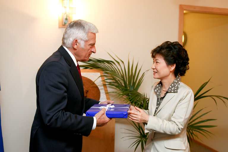 Fotogrāfija 18: Special Envoy of Lee Myung-bak's, Korean President