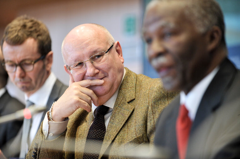 Fotografie 27: Commission des affaires étrangères   Échange de vues avec l'ancien Président de l'Afrique du Sud, Thabo  MBEKI, sur les prochaines élections au Soudan    Committee on Foreign Affairs  Exchange of views with Thabo MBEKI, former President of South Africa, on the forthcoming elections in Sudan