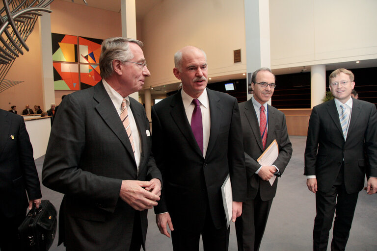 Valokuva 6: The Chairman of the Special Committee on the Financial, Economic and Social Crisis meets with the Greek Prime Minister.