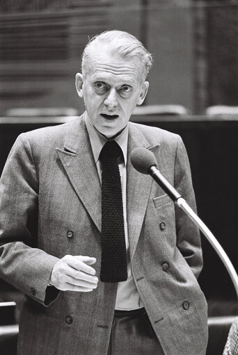 Fotografi 5: Member of the European Commission Fin GUNDELACH during a session in Luxembourg on February 1977.