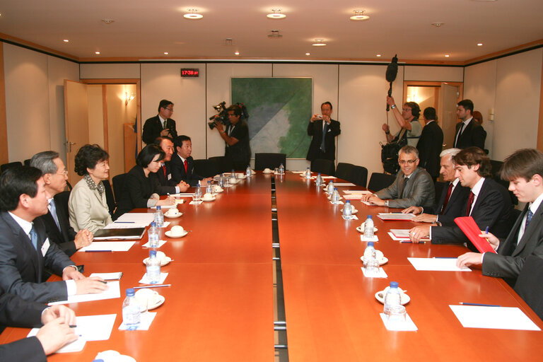 Fotogrāfija 21: Special Envoy of Lee Myung-bak's, Korean President