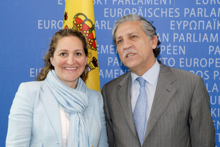 Foto 12: Signature LEX Président du Parlement Européen Jerzy BUZEK et du Secrétaire d'Etat Espagnol des Affaires Européennes Diego LOPEZ GARRIDO