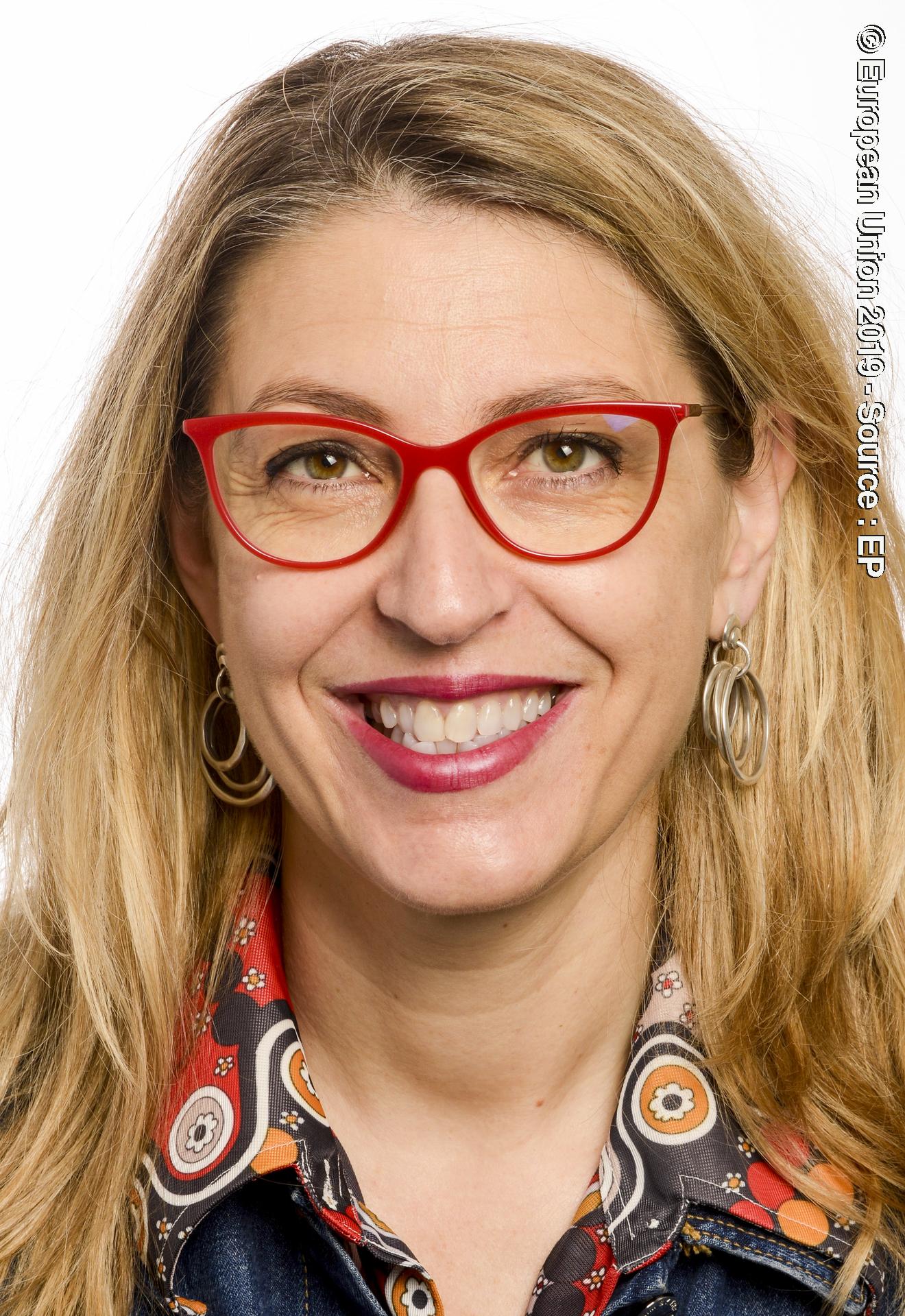 Foto 11: Eugenia RODRIGUEZ PALOP official portrait - 9th Parliamentary term