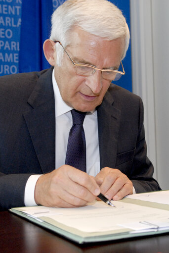 Foto 2: Signature LEX Président du Parlement Européen Jerzy BUZEK et du Secrétaire d'Etat Espagnol des Affaires Européennes Diego LOPEZ GARRIDO