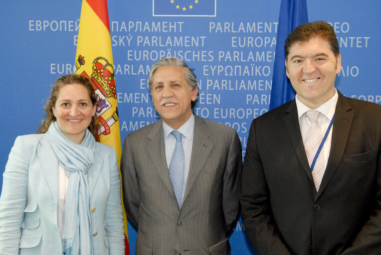 Foto 9: Signature LEX Président du Parlement Européen Jerzy BUZEK et du Secrétaire d'Etat Espagnol des Affaires Européennes Diego LOPEZ GARRIDO