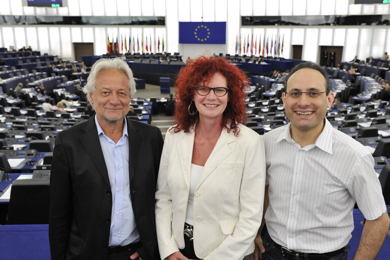 Billede 5: Wolfgang Kreissl-Dörfler, Kerstin Westphal and Ismail Ertug pose in the hemicycle