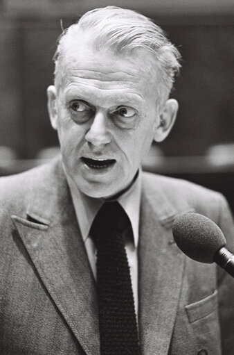 Fotografi 4: EC member in charge of Agriculture Finn Olav GUNDELACH during a session in Luxembourg on February 1977