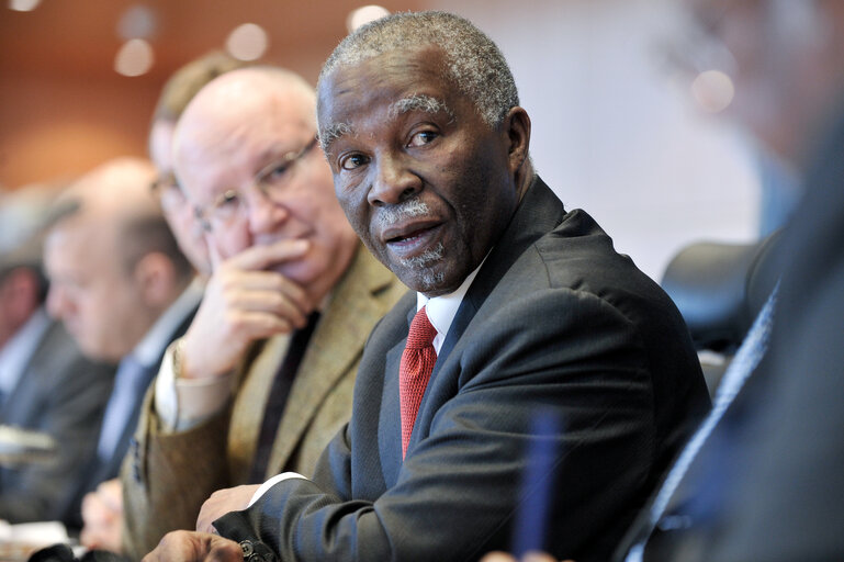 Снимка 15: Commission des affaires étrangères   Échange de vues avec l'ancien Président de l'Afrique du Sud, Thabo  MBEKI, sur les prochaines élections au Soudan    Committee on Foreign Affairs  Exchange of views with Thabo MBEKI, former President of South Africa, on the forthcoming elections in Sudan