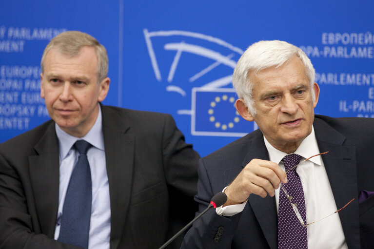 Fotografie 5: President of the European Council Yves Leterme (L) and EP President Jerzy Buzek (R)  during press conference at the european parliement in Strasbourg the 7/07/2010