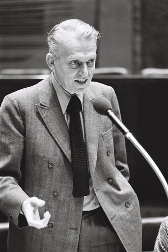 Fotografi 2: EC member in charge of Agriculture Finn Olav GUNDELACH during a session in Luxembourg on February 1977