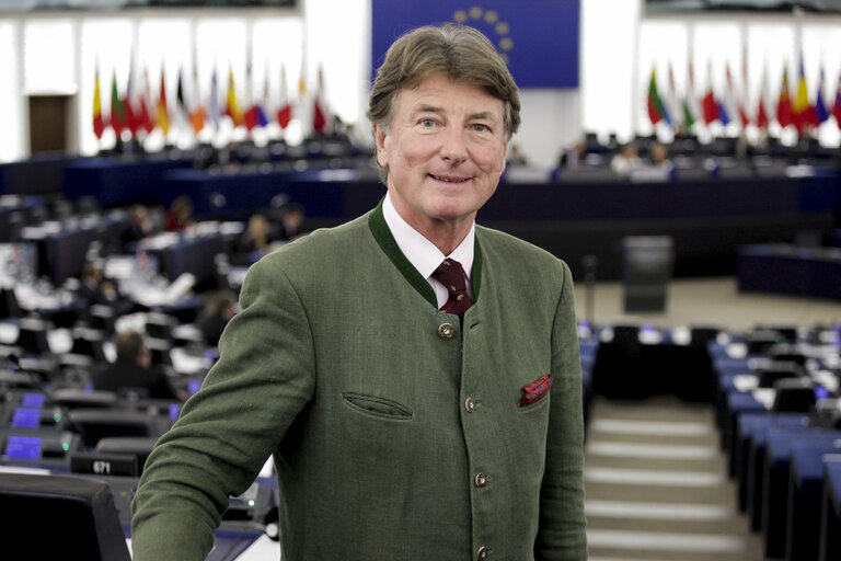 Fotografie 14: Georg MAYER and MEPs in Plenary Chamber in Strasbourg