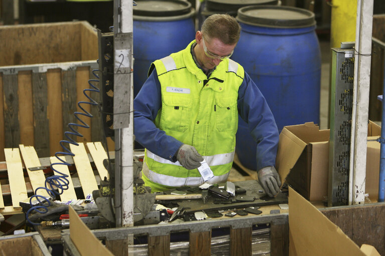 Fotografi 1: Recycling solutions, waste management and processing, of multimedia devices