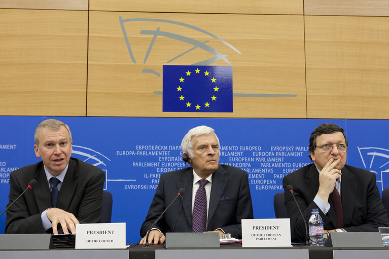 Fotografie 3: President of the European Council Yves Leterme (L) and EP President Jerzy Buzek (M) European Commission President Jose Manuel Barroso (R) during press conference at the european parliement in Strasbourg the 7/07/2010 during press conference at the european parliement in Strasbourg the 7/07/2010