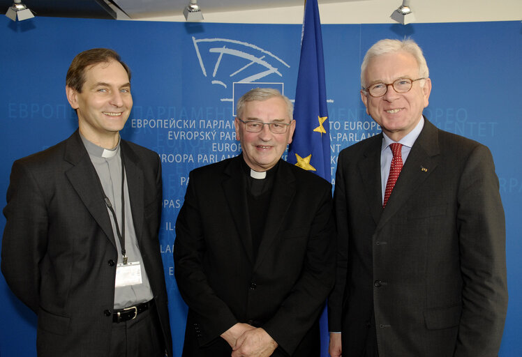 Foto 3: EP President meets with Bishop Tadeusz Pieronek and father Piotr Mazurkiewicz Secretary General of COMECE.    President du PE rencontre l'évêque Tadeusz Pieronek et le père Piotr Mazurkiewicz, secrétaire général de la COMECE Dignitaire Religieux