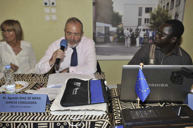 Le député Augustin Diaz De Mera (PPE, ES) , cravate bleue et barbe,  avec à doite le directeur du  CIGEM (Centre d' Information et de Gestion des Migrations) à Bamako, Mali et du Ministère des Questions migratoires et des Maliens de l'Extérieur  26 Mai 2010  Projet de l'Union Européenne  Commission des libertés civiles, de la justice et des affaires intérieures (LIBE)  Délégation au Mali  25.05 - 28.05.2010