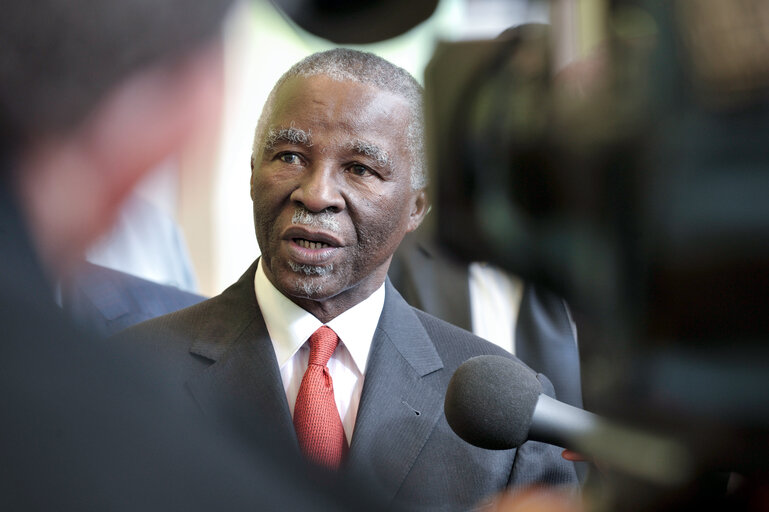 Fotografie 3: Commission des affaires étrangères   Échange de vues avec l'ancien Président de l'Afrique du Sud, Thabo  MBEKI, sur les prochaines élections au Soudan    Committee on Foreign Affairs  Exchange of views with Thabo MBEKI, former President of South Africa, on the forthcoming elections in Sudan