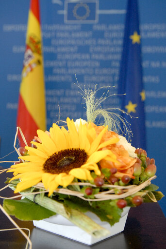 Foto 14: Signature LEX Président du Parlement Européen Jerzy BUZEK et du Secrétaire d'Etat Espagnol des Affaires Européennes Diego LOPEZ GARRIDO