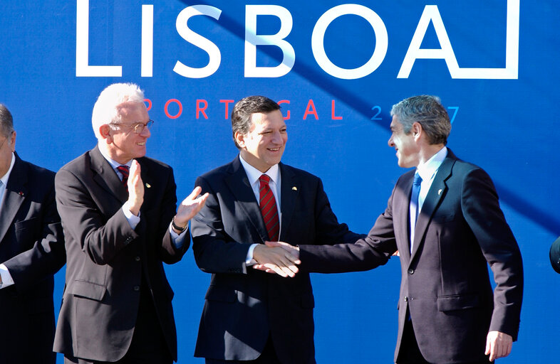 Φωτογραφία 8: Signature of the Lisbon Treaty with, from left to right: Hans-Gert Pöttering, President of the EP, José Manuel Barroso, President of the EC and José Sócrates Carvalho Pinto de Sousa, Portuguese Prime Minister