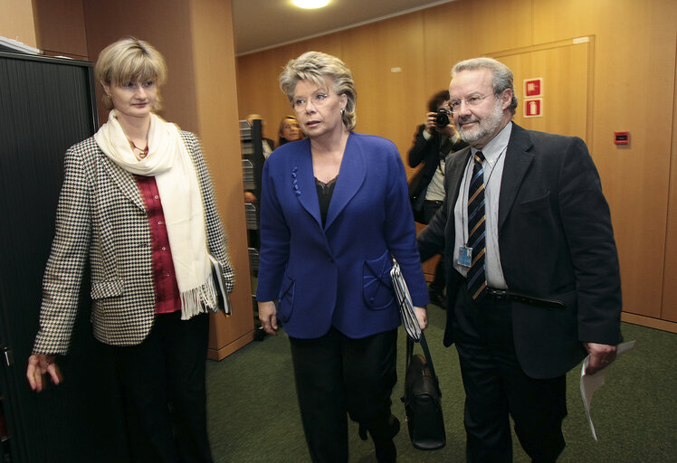 Fotó 12: Hearing of Viviane Reding, Commissioner designate for Justice, fundamental rights and Citizenship. LIBE, JURI, FEMM -