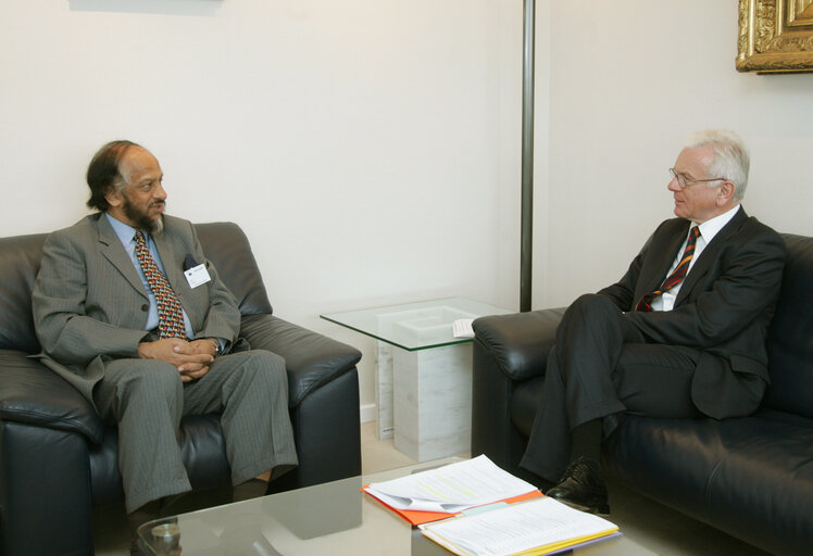 Nuotrauka 1: EP President meets with the 2007 Nobel Peace Prize winner and Chair of the Intergovernmental Panel on Climate Change.