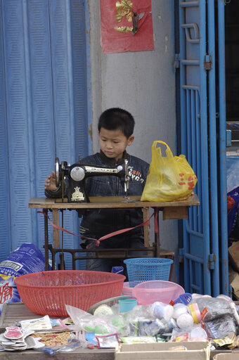 Снимка 2: China Guangzhou, Work and society