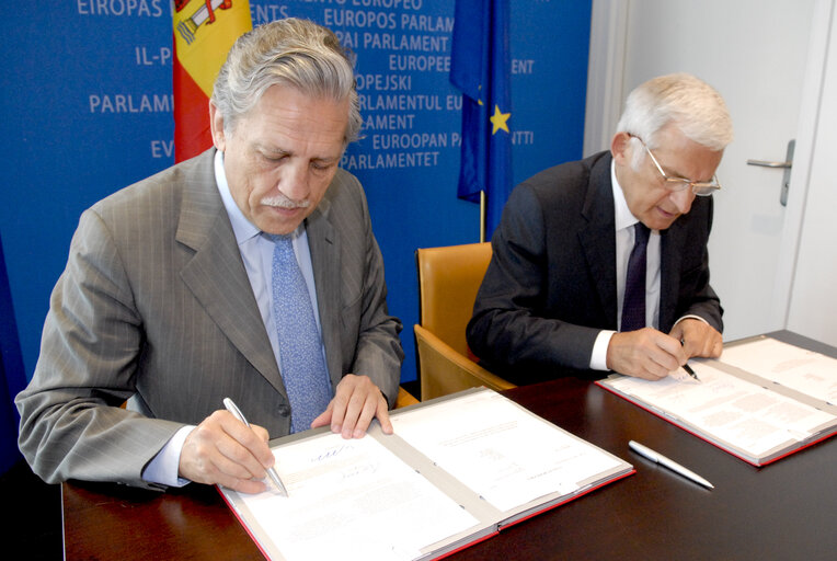 Foto 4: Signature LEX Président du Parlement Européen Jerzy BUZEK et du Secrétaire d'Etat Espagnol des Affaires Européennes Diego LOPEZ GARRIDO