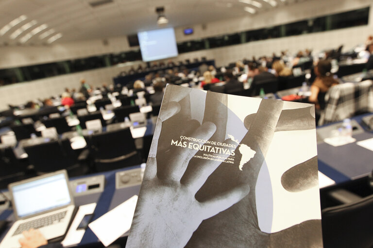 Foto 1: Euro-Latin American Parliamentary Assembly  Book  Construccion de Ciudades - Mas Equitativas