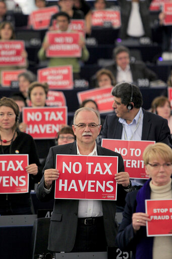 Action GUE/NGL in Plenary chamber