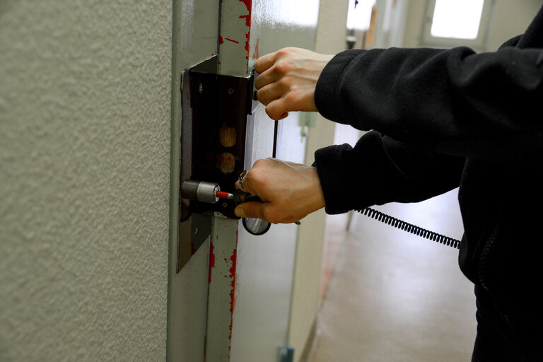 Valokuva 8: Strasbourg detention centre.   Prison guard opening door cell.