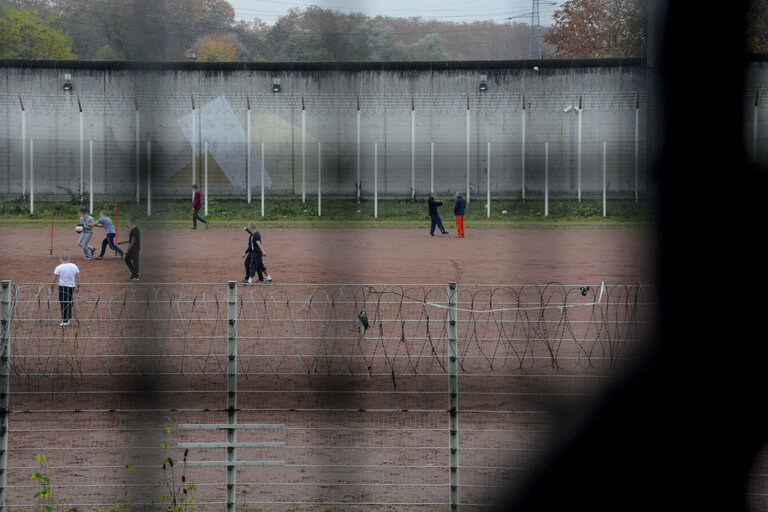 Fotografija 43: Strasbourg detention centre. Jailhouse courtyard.