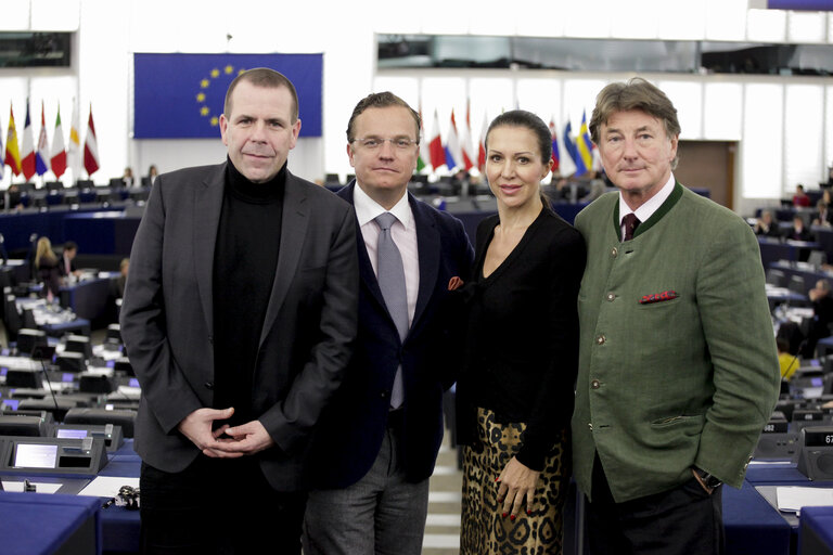 Fotografie 1: Georg MAYER and MEPs in Plenary Chamber in Strasbourg