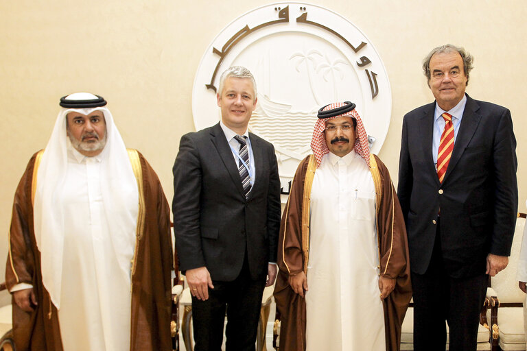 Foto 1: (L-R)  Fahd Al-Khairain Secretary General of the Qatari Shura Council, Matthias Groote European Parliament Head of Delegation, Karl-Heinz Florenz and Saqr Al - Meraikhi, Chair of the Services and Public utilities committee of Shura Council, during the United Nations Climate Change conference in Doha, Qatar.