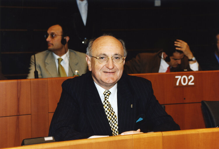 Foto 4: Gerard Collins sitting in the hemicycle of the European Parliament in Brussels in May 1998