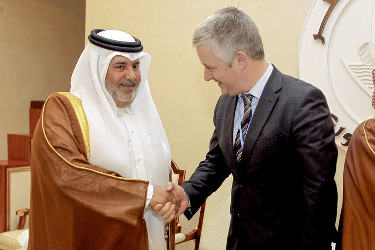 Fotó 18: Matthias Groote European Parliament Head of Delegation(R)shakes hand to Fahd Al-Khairain( Secretary General of the qatari shura Council) during a meeting  European Parliament Delegation with members of qatari shura council during the United Nations Climate Change conference in Doha, Qatar, Wednesday, Dec.5, 2012 (Photo/mohamed farag)