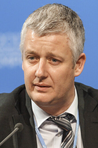 Fotografia 16: Matthias Groote European Parliament Head of Delegation speaks during press conference European Parliament and european commission during the United Nations Climate Change conference in Doha, Qatar, Wednesday, Dec.5, 2012 (Photo/mohamed farag)