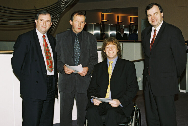 Photo 9 : Irish MEPs receive the proposals of the IFA for the reform of the CAP