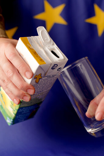 Fotografie 11: Man pouring milk in front of a European flag