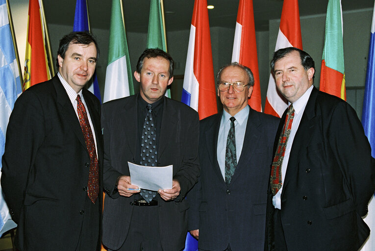 Photo 8 : Irish MEPs receive the proposals of the IFA for the reform of the CAP